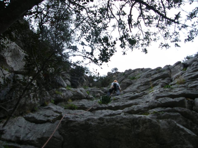 homem escalando montanha